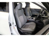 運転席はレバー操作でお好みのポジションに設定できるパワーシートです。簡単にシートポジションを変更できますので身体にあった形に調整し、快適なドライブをお楽しみ下さい。