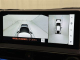 パノラミックビューモニターを装備。駐車場や交差点でクルマを真上から見るように周囲を確認できます。機能の詳細は販売店スタッフまでおたずねください。