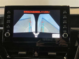 左右のドアミラーに設置されたカメラからの映像を表示します。路肩への幅寄せ・狭い路地でのすれ違いなどのケースにおいて、車両側方の安全確認や接触回避の操作をサポートします。