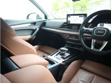 内装はシンプルに使い勝手を考え作られています。お車を運転する感覚をダイレクトに体感して頂けます。室内も広くロングドライブにも快適にお過ごしいただけます。