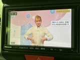 多彩な情報を表示し、運転中の利便性を高めます。映像を楽しんだり、様々な情報を確認したりと、多目的に活用できます。