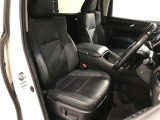 【まるクリ】内装工程では、中古車を気持ちよくお乗りいただけるよう清掃しております。シートの洗浄はもちろん、ニオイの元となるフロアカーペットまで洗浄・消臭を実施。