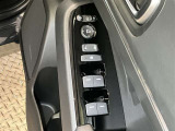 運転席側のフロントドアに全ドアのパワーウィンドウ開閉スイッチとウィンドウロックスイッチとドアロックスイッチと電動格納式ドアミラーの操作スイッチが有るので手元でミラー調整ができるので便利です。