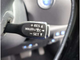 アダプティブクルーズコントロール機能付きです。走行中に先行車の様子を検知しながら、設定した車速の範囲内で先行車との距離のキープを支援します。詳細は販売店スタッフまでおたずねください。