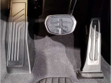 ペダル】BMWはオルガン式アクセルペダルを採用しています。踏み込む足とペダルが同じ軌跡を描くため、かかとがずれにくく、アクセルコントロールがよりしやすくなるメリットがあります