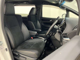 前席はセパレートタイプ!運転席と助手席にはアームレスト付!ホールド感のあるシート形状で、体をしっかりとサポートしてくれます!
