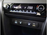 左右独立温度コントロールフルオートエアコンです。運転席、助手席それぞれで独立して温度設定ができます。冷え性の方が乗っても安心ですね♪