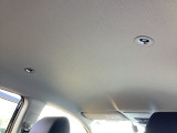 静電気タッチ式LEDルームランプ(リア左右席)は、後席乗車の方の手元をそれぞれ照らします。