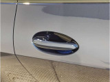 【デザインとの融合】BMWデザイナーが創り出したボディデザインを損なう事のない様に配置とデザインに拘っています。ドアノブについてもBMWの拘りに妥協はありません。