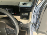 運転席側前部にドリンクホルダーあります♪運転中でも手が届きやすい位置にあって使い易いです♪