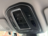 運転席のヘッドライナー部に配置されているスイッチでパワーバックゲートの開閉も行えます。
