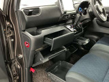 【グローブボックス】車検証や保険証、保険関連書類、整備用グローブなどの必要書類・小物を、助手席から運転席へすぐに取り出せる場所に整理して保管できます。車内の小物整理に役立ちます!