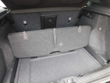 トランクパネルをたてることによりコンビニフックがご利用いただけます。中の荷物が転がらないようにフック可能です。