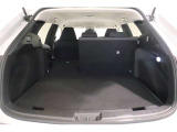 ■サードシート■  左右の片側だけを収納することでも、大きな荷物も積み込み可能です。