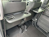 シートバックテーブル(運転席/助手席) 休憩時、軽食を取る時に便利ですね