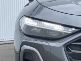 視界を鮮明に照らすだけでなく、対向車への配慮と最適な視界を両立し、ダイナミックインジケーターの流れるような輝きが、夜の街並みに先進性と知性を描き出します。