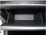 車検証ケースも入る丁度いいサイズのグローブボックスです。他にも普段入れておきたいものを入れておけます。
