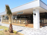 ショールームに併設されるカフェ【LAUMELIA】は間近にメルセデスを感じられる店内、開放的なテラス席でおくつろぎいただけます。