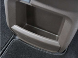 ◆センターロアボックス◆インパネ中央の下部には、ごみ箱としても使用する事ができるセンターロアボックスを装備しております。