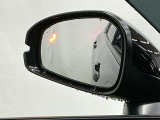 ブラインドスポットインフォメーションは走行中、斜め後ろに車両を感知すると、ドアミラーやピラーの上にマークを点灯してお知らせします。