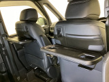 運転席・助手席の背もたれには、2列目シート用にカップホルダー付きの「格納式のシートバックテーブル」を装備しています。休憩時のちょっとした時間などカップを置いたり、小物置きに使えて便利です。