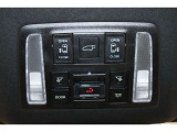 運転席上部の操作部です。両側電動スライドドア装備表示です。