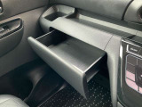 スリムタイプのティッシュボックスがスッポリ入るインストスライドボックスが付いています!コンパクトな軽自動車でもスッキリ整頓してドライブを楽しんでいただけますね!
