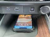 Qi規格対応スマートフォンの充電ができるワイヤレス充電器をセンターコンソールに装備。USBケーブルを接続することなく、手軽にスマホの充電ができます。