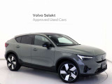 アダプティブクルーズは前方車に投影・反射されるミリ波レーダーをグリル部の受光機で感知。カメラ機能と併せて車両相互の車間距離と速度を瞬時に読み取り適正な間隔を保ちます。