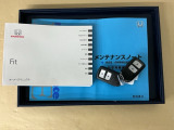 メンテナンスノート【点検整備記録簿・保証書】、取説も揃ってます。スマートキーはバッグなどにしまったままボタン操作でエンジン始動・停止やハイブリッドシステムの起動や停止ができて大変便利です