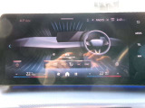 ドライバー正面に向かって緩やかにカーブした大型ディスプレイ。メーターとセンターモニターを一体化し、高精細な映像と直感的な操作性で、最新のデジタル体験を提供する先進的な装備です。