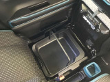 助手席の下にも収納があります