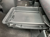 助手席の下に荷物入れがありますので、ちょっとした荷物を入れることが可能です。