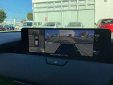 360℃モニターはフロント・両サイド・バックのカメラで目では直接確認しづらいエリアの安全確認をサポート。自然なモニター映像で確認したいエリアの状況を把握しやすく、運転操作をサポートするモニターです