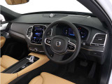 インストルメントパネルは僅かに運転席側へと傾けられているほか、余計なスイッチ類を可能な限り排し、運転に集中しやすい環境を造り出しています。