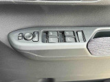 運転席アームレストに電動格納式ミラーがついております。使いやすいです