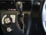 無段変速機(CVT)を搭載。有段変速機に存在する「変速ショック」が無いので、スムーズなアクセル操作が可能です♪