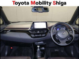 すっきりとしたデザインで上品な色使いの運転席周りですね。居心地の良い運転席、長く座ってられるリラックスできるデザインがいいですね。