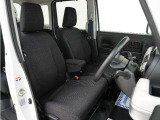 運転席のスペースはゆったりしていて、視界も広く確保されているので普段の運転からロングドライブまで快適です。