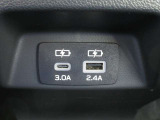 後席の方も快適に過ごせるよう、USB電源ポートが備わっております。