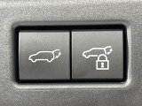 【パワーバックドア】スマートキーや運転席のボタンを押すだけでリアゲートが自動で開閉します!荷物を持っている時や、高い位置にあるバックドアを閉める際に便利な機能です♪