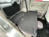 リアシートはスライド出来ますので、軽自動車なのに足元広々!ゆったり乗ることが出来ます。