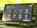多彩な情報を表示できるモニターは、運転中の利便性を高めます。車両情報やエンターテイメント、ナビゲーションなど、様々な用途に対応。