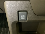 アクセサリーソケットはUSBのアダプターなどをつければ、スマホの充電にも使えます。横にはナビゲーション用の外部入力可能なUSB端子がついており、周辺には物が置けるボックスがついています。
