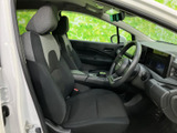 前席は身体を預けやすい形状で、運転席まわりも見渡しやすい配置です。乗り降りの際に座席へアクセスしやすく、毎日の通勤や買い物でも快適に過ごせる空間です。