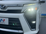 【LEDヘッドライト】悪天候や夜間走行時も良好な視界を確保し安心して運転できる高輝度LEDヘッドライトを装備!点灯速度が早く、消費電力も抑えられています。