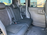 後部座席への乗り降りもスムーズな、使いやすいドア設計。家族みんなで快適なカーライフを送りましょう。