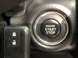 エンジンスタートスイッチです。キーが車内にあれば、エンジンの始動や停止はスイッチを押すだけ!キーを取り出す手間を省き、ワンプッシュで操作できるので簡単でスムーズです。