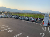 ホンダカーズ三重グループの粋を集めたU-Selectこもの店へ是非お越しください!広々とした展示場・常時100台以上の在庫でお客様のご来店を心よりお待ちしております。