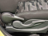 運転手の体格に合わせて運転席の座面の高さ調整ができるシートリフターが付いてます